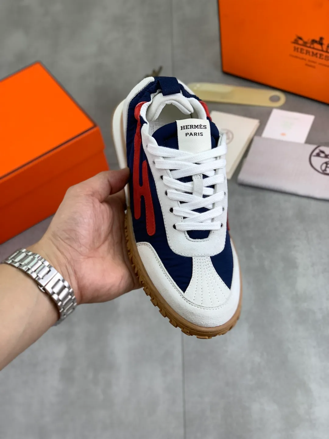 Men's men's shoes 💰P580 new top version original order Hermes Hermès couple 🧑‍🤝‍🧑 style Drift Sneaker autumn new casual sports shoes original purchase development and production H family men's classic series technical breathable fabrics with cowhide casual sports shoes casual sports dad shoes combine high-tech breathable materials and cowhide, H family exclusive button decoration on the side The outsole is full of H italic design and bright colors to show vitality and continue the brand design inspiration. Stroll around the city lightly and feel free and comfortable. Delivered in exquisite packaging🛍📦 ▪️Fabric: original customized breathable material + first layer of cowhide ▪️Inner lining: cowhide feet ▪��Outsole: molded and evacuated PU+TPU material ▪️Size: Female 34-40 (41 customized) Male 39-45 8️⃣ colors available Premium packaging